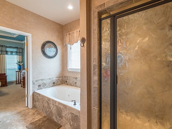 Jetted, Garden-Style Tub