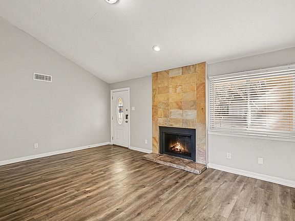 4th image of 1606 Hawthorne Dr