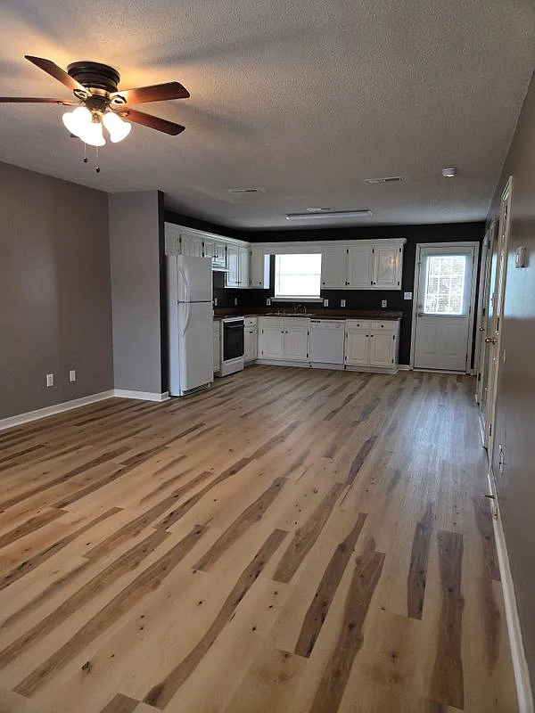 2 bed, 1.5 bath, 1140 sqft, $1,100 — Photo 3