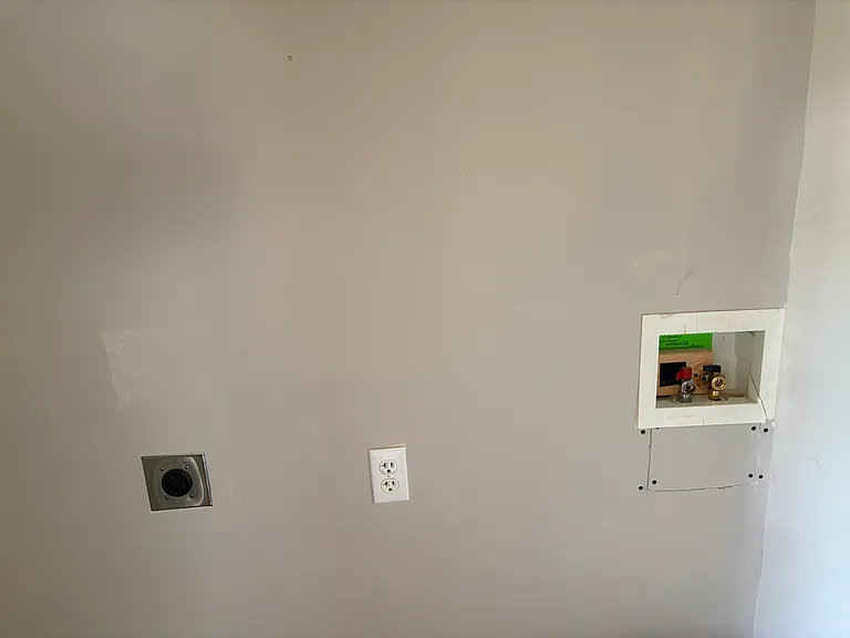 100 Laurel Ln — Photo 2