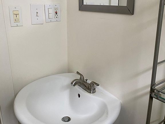 4th image of 2755 Glenview Ave