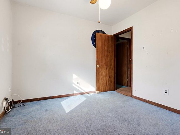 5th image of 502 Elm St