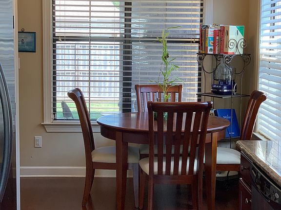 Dining/breakfast area