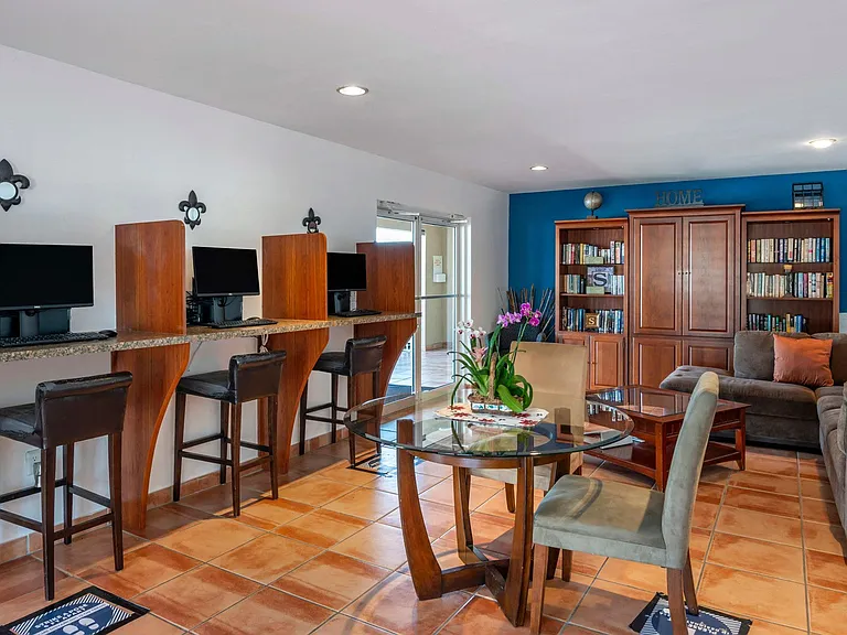 Summerlake Apartments — Photo 6