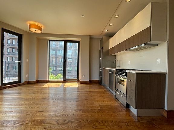 2nd image of 865 Willoughby Ave #X