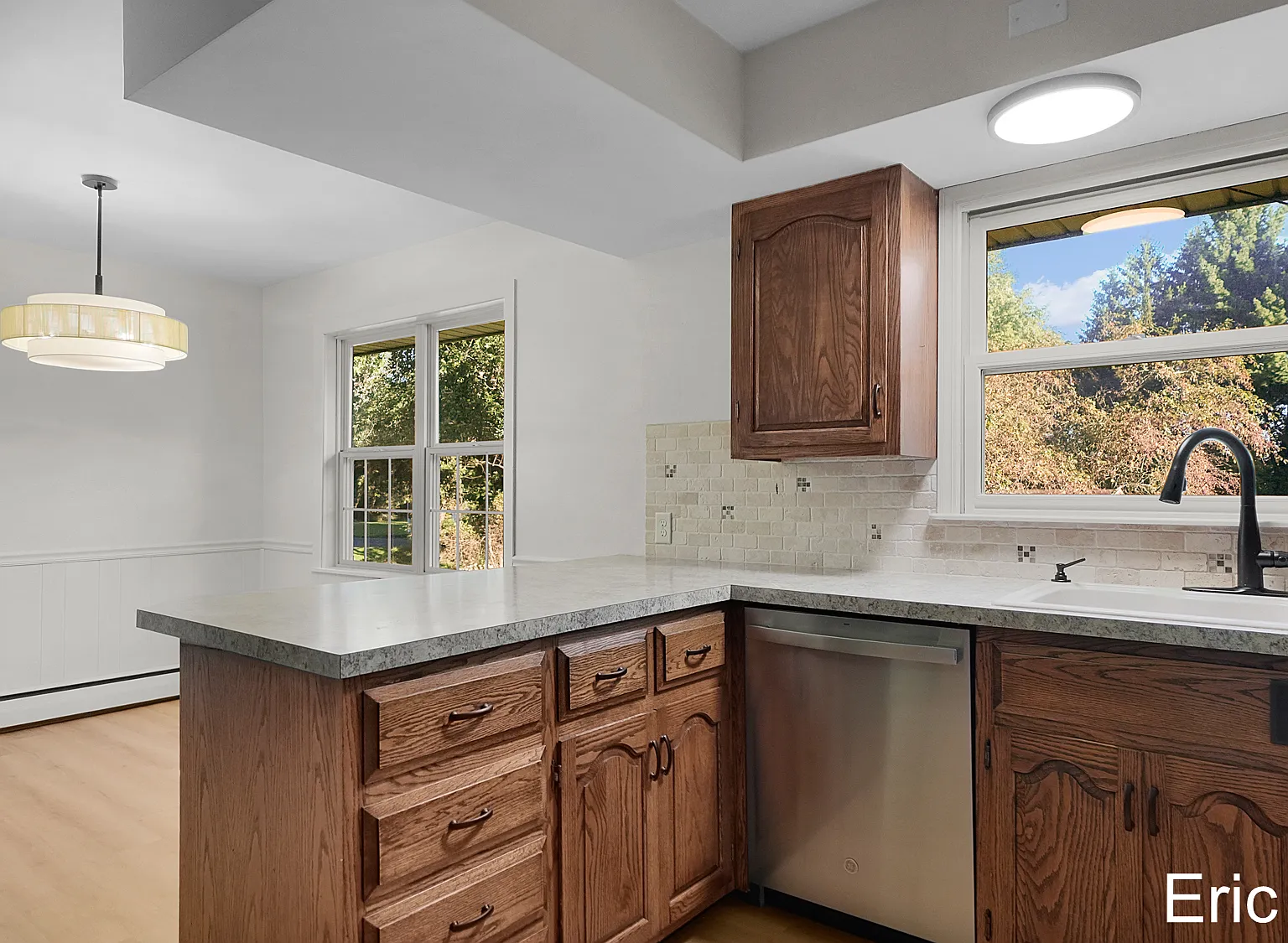 3 bed, 1.5 bath, 2400 sqft, $3,350 — Photo 3