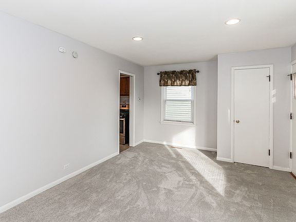 5th image of 210 N Crest Ave