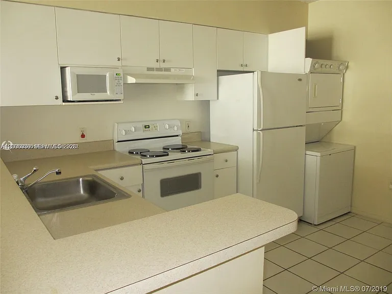 5091 NW 7th St #807 — Photo 2