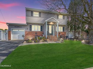 2 Annapolis Dr, Hazlet, NJ 07730