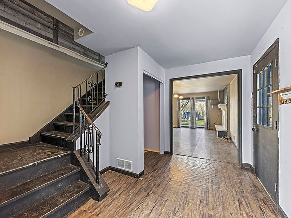 3rd image of 615 Edgebrook Dr