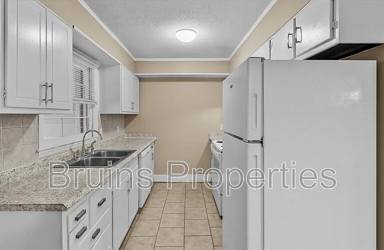 1825 Johnson St E #1 — Photo 4
