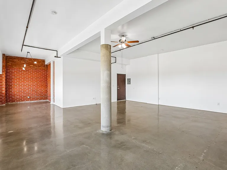 1725 W. 6th St — Photo 26