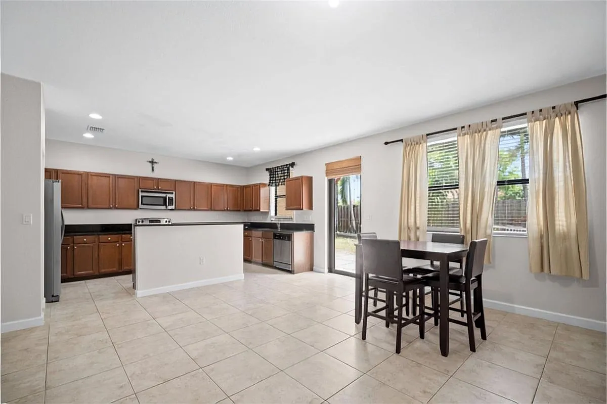 4 bed, 3.5 bath, 3145 sqft, $4,500 — Photo 3