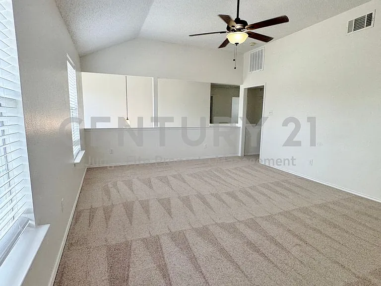 835 Rockett Ln — Photo 8