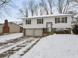 813 NW Berkshire Dr, Blue Springs, MO 64015