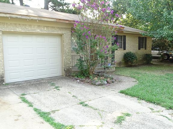 2901 Dorchester - 1 Car Garage