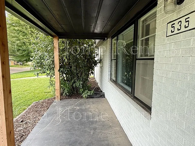 535 S Derby Ave — Photo 2