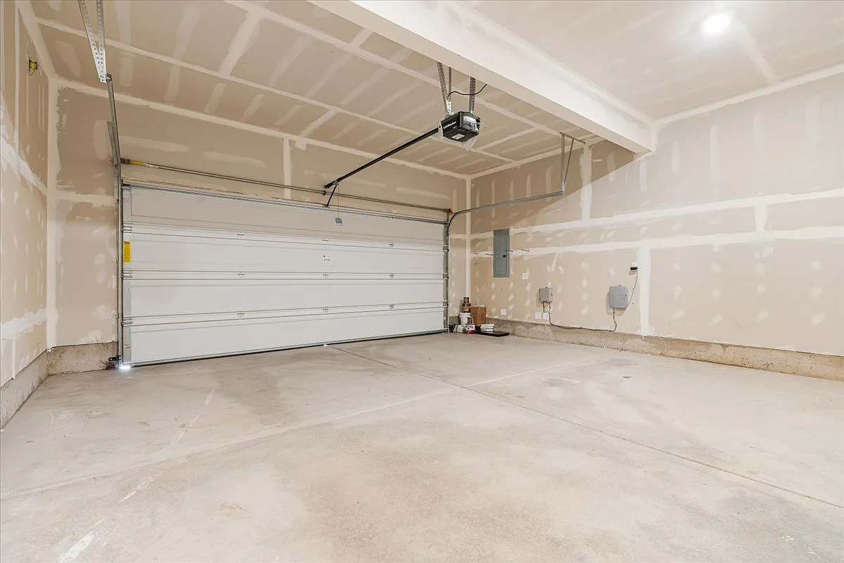 4 bed, 2038 sqft, $3,325 — Photo 4