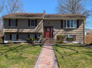 150 Victoria Dr, Clark, NJ