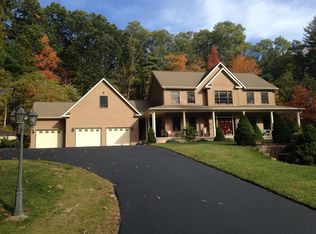 16 Forest Dr, Ballston Lake, NY 12019