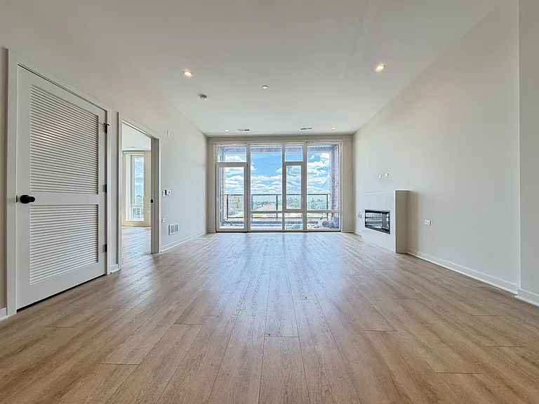 3207 N Narragansett Ave #703 — Photo 10
