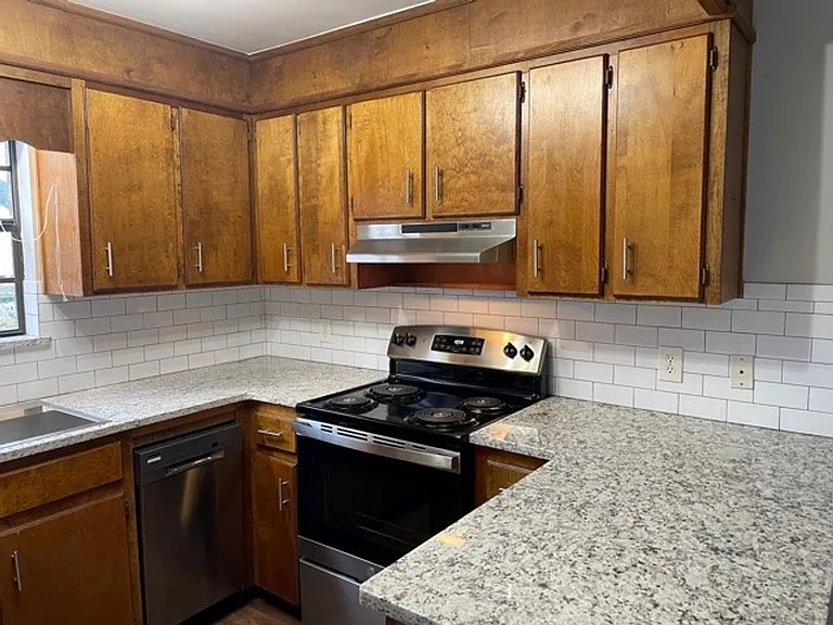223 S Oak Ave — Photo 5