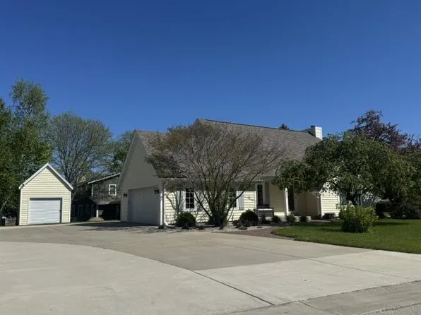 3953 S Victoria COURT, New Berlin, WI 53151
