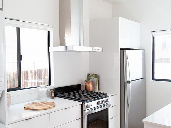 3rd image of 733 N Soto St #1/2