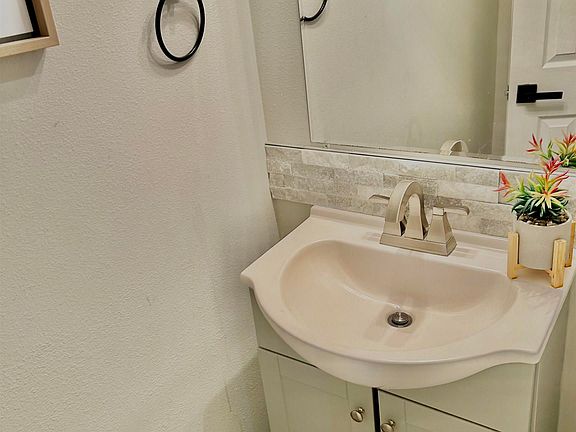 5th image of 30937 Creek Valley Dr
