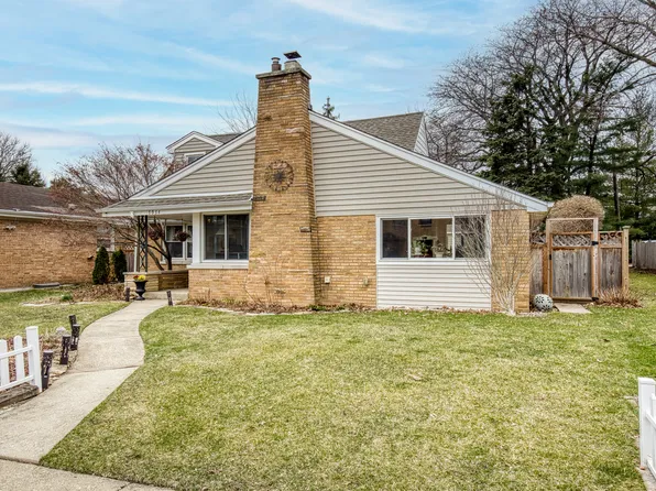 7934 Lotus Ave, Morton Grove, IL 60053