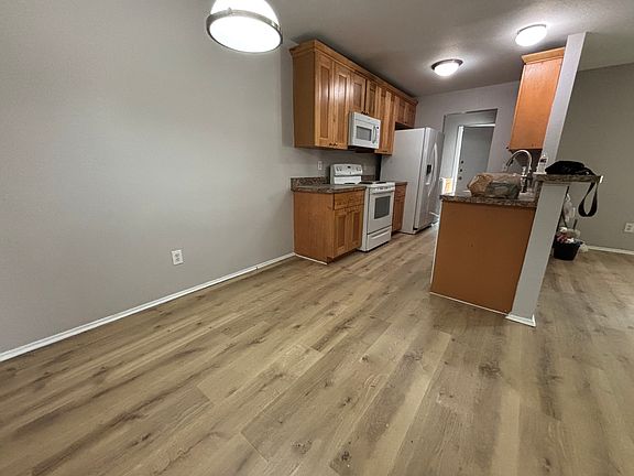 5th image of 8042 Doreen Ave