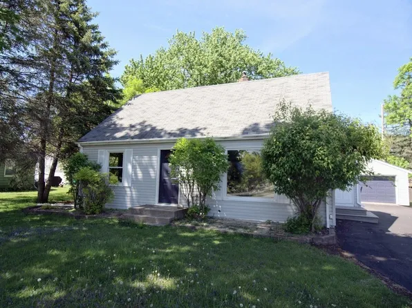 1051 Burke Ave W, Roseville, MN 55113