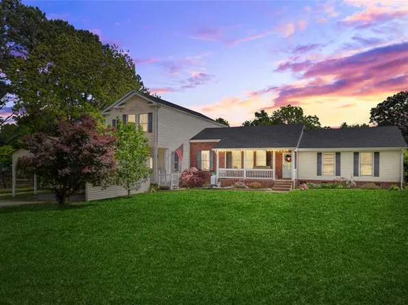 17364 Days Point Rd, Smithfield, VA 23430