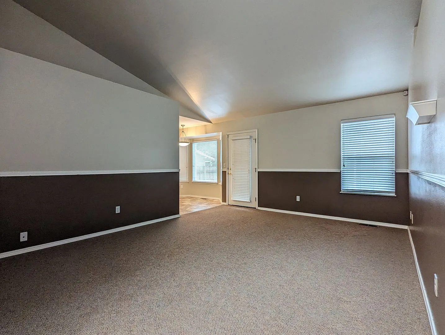 Spacious 3bd/2bth Rambler w/2 car garage & full fenced backyard! — Photo 4