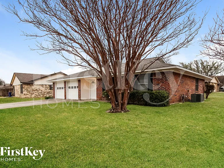 202 Carolyn Dr — Photo 2