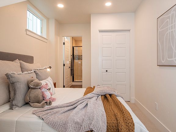 4th image of 524 E Violets Cove Ln