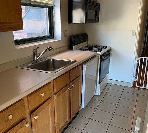 4th image of 140A Hoyt St #2J