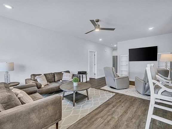 3rd image of 1031 Sunshine Ct