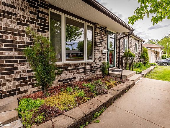 3rd image of 112 Thunderbird Dr