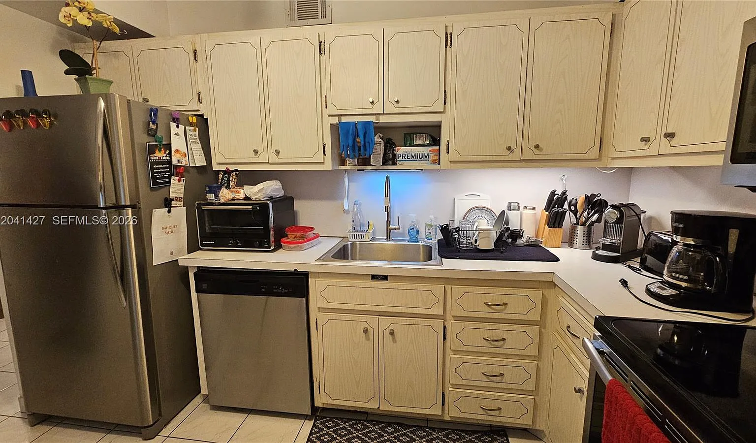 Hemispheres Condo — Photo 2