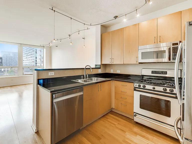 600 N Kingsbury St #809 — Photo 4
