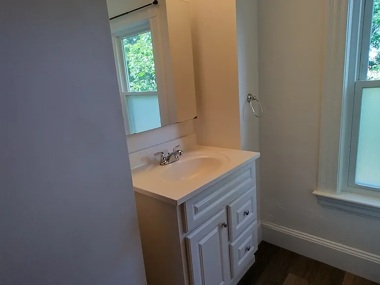 2nd floor full bathroom