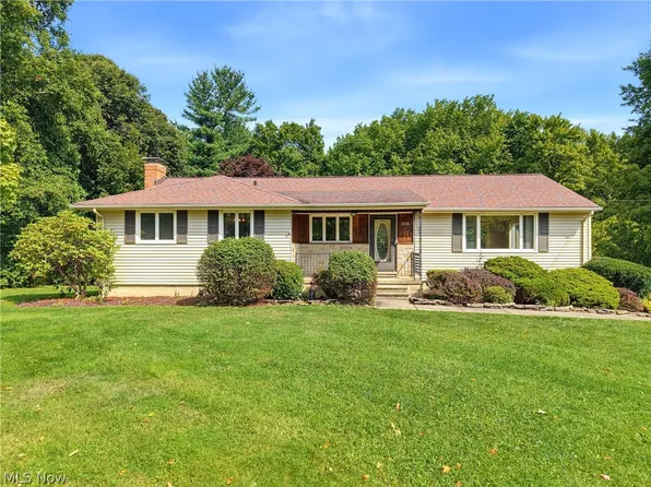 1373 Bell Rd, Chagrin Falls, OH 44022