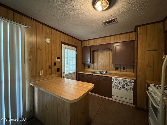 2nd image of 235 Ramada Cir