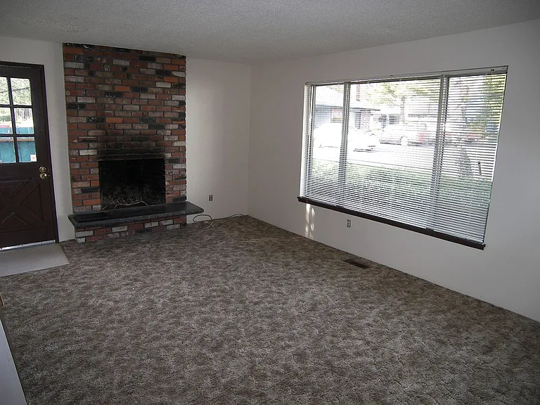 8775 SW Locust St #1-14 — Photo 2