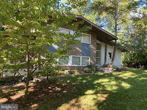 3rd image of 805 Harston Ln