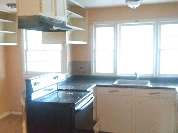 3rd image of 4065 Redwood Dr