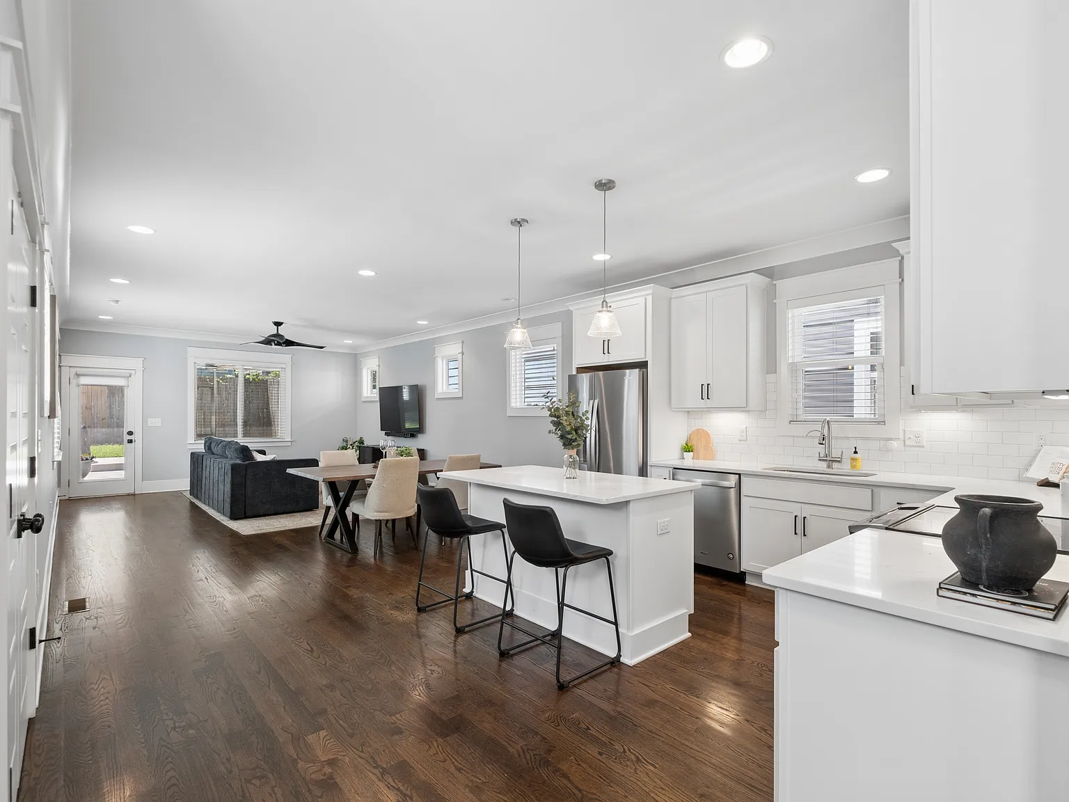3 bed, 2.5 bath, 2159 sqft, $3,750 — Photo 3