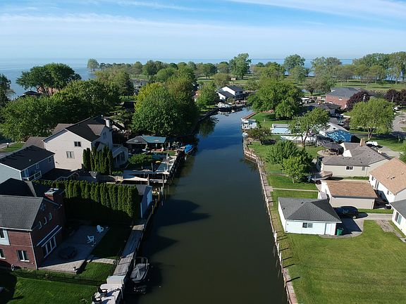 3rd image of 37500 Lakeville St