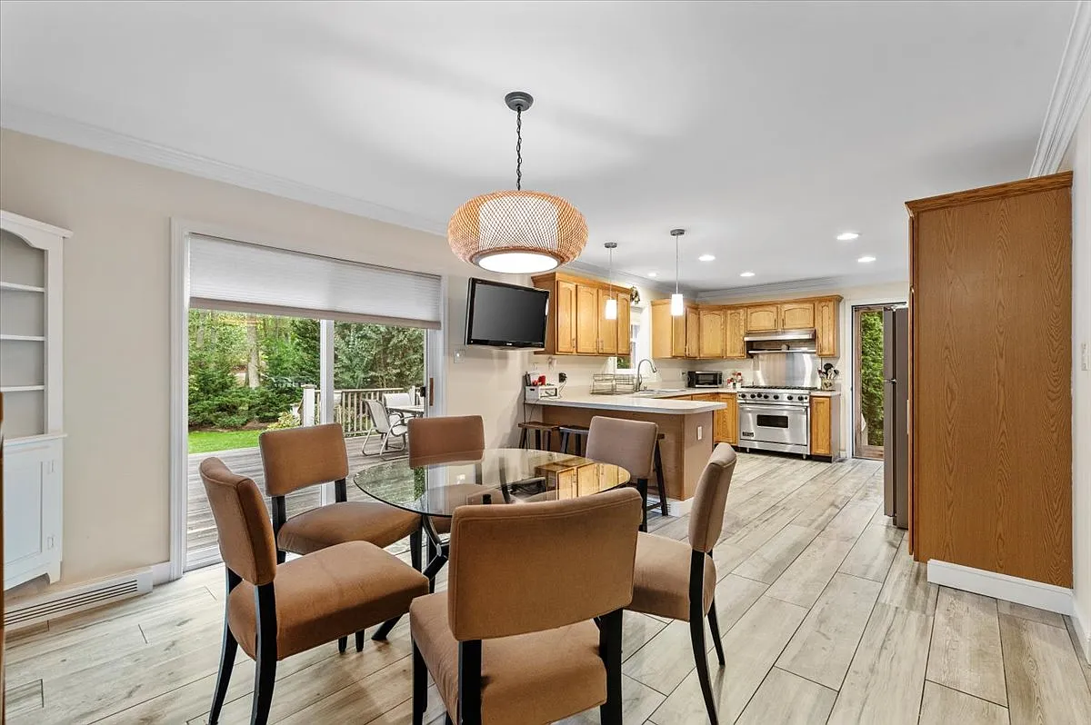 Best Deal! Unique 4 bed 4 bath gem in a great location — Photo 2